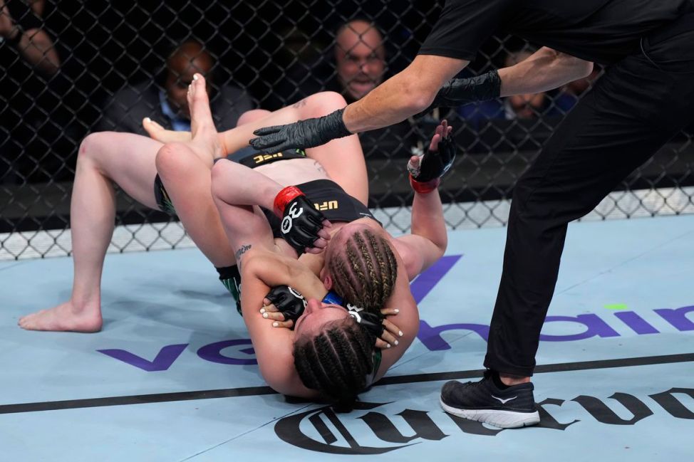Alexa Grasso locks in the rear-naked choke against Valentina Shevchenko at UFC 285 (Zuffa LLC)